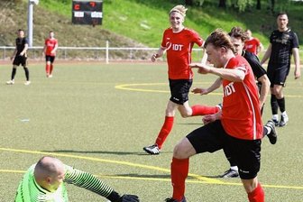 Auf Knien zum Ligaverbleib - Annabergs Mittelfeldakteur Lucas Walther (rechts) brachte den VfB gegen Auerhammer mit seinem 1:0 auf die Siegerstraße.