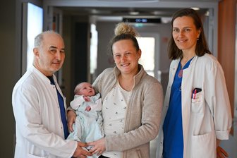 Auf Leichsenring folgt Spielberg: DRK-Krankenhaus Chemnitz-Rabenstein plant Generationswechsel bei der Geburtshilfe - Dr. Gunter Leichsenring (links) und Dr. Ulrike Spielberg (rechts) mit Katja Kreßner aus Neukirchen, die vor wenigen Tagen den kleinen Pepe in Rabenstein zur Welt brachte.