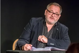 Auf Lesetour im Erzgebirge: Bekannter Schauspieler liest Goethe und Lessing statt fiktive Krankenakten - Michael Trischan, bekannt aus der Fernsehserie „In aller Freundschaft“, liest am Samstag im Erzhammer.