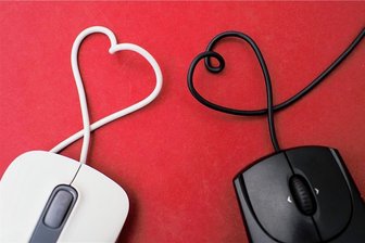 Auf Liebesversprechen hereingefallen: Angeblicher Ölplattform-Arbeiter prellt Zwickauerin um 10.000 Euro - Liebe auf den ersten Klick. Echt ist sie beim Love Scamming aber nur auf einer Seite. Die Betrügerinnen und Betrüger wollen nur Geld sehen.