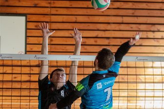 Auf Mittelsachsens Volleyballer warten nach Ostern mehrere Endspiele - Direktes Duell der Besten: Enrico Butter vom Hennersdorfer SV (l.) und MoritzWeigert (v.) von den Si-Volleys aus Freiberg wurden im Mittelsachsen-Derby als wertvollste Spieler ihrer Teams gewählt. Hennersdorfs Markus Haußmann beobachtet die Szene.