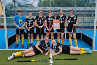 Auf nach Berlin: Junge Brander Sportlerinnen fahren am Wochenende zum Bundesfinale in die Hauptstadt - Starkes Team: Die Hockey-Mädchen des Brander Cotta-Gymnasiums haben den Sprung ins Bundesfinale geschafft.