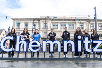 Auf nach Spanien: Chemnitzer Team vertritt Deutschland bei der Weltmeisterschaft - Acht der zehn Spielerinnen der deutschen Floorball-Nationalmannschaft aus Chemnitz (v. l.): Charlotte Michler, Tabea Pantzier, Vanessa Riemann, Anja Krüger, Marie Suske, Emelie Loos, Maya Gräfe und Malika Agouzoul vor dem Start nach Spanien. Zum Fototermin fehlten Vanessa Müller und Vanessa Kaiser.
