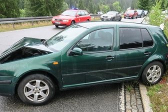 Auf nasser Straße Kontrolle verloren - Eine 78-Jährige schleuderte mit ihrem VW am Mittwoch auf der S 272 bei Oberwildenthal auf regennasser Fahrbahn gegen beide Leitplanken. 