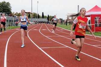 Auf neuer Laufbahn: Die Pokale reichen nicht für alle Top-Zeiten - In der Altersklasse 11 nutzte Anna Pashkovskaya (rechts) vom ausrichtenden SV Vorwärts Zwickau den neuen Belag im Sportforum Eckersbach am Samstag zu einer ganzen Reihe von guten Ergebnissen. 