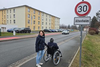 Auf Ortsdurchfahrt Fraureuth jetzt Tempo 30: Blitzer nehmen Raser am Altenheim ins Visier - An die neuen Tempo-30-Schilder vor dem Altenpflegeheim und dem Einkaufszentrum in Fraureuth müssen sich erst die Autofahrer gewöhnen. Die Gemeindeverwaltung hätte sich dort lieber einen Fußgängerüberweg gewünscht.