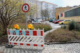 Auf Parkplatz an Zwickauer Kartharinenstraße werden Ladesäulen aufgebaut - Der Parkplatz am Malsaal ist vorläufig gesperrt.