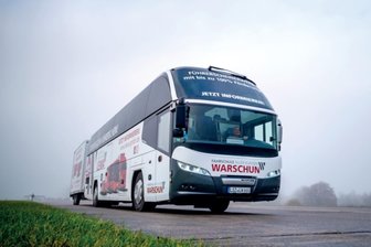 Auf Parkplatz vor Pleißen-Center in Steinpleis: Interessierte können sich hinters Buslenkrad setzen - Der Regionalverkehr Westsachsen lädt am Samstag zu einem Berufswerbetag in Steinpleis ein.