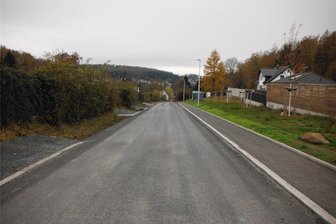 Auf Plauens Kemmlerstraße rollt der Verkehr seit Freitagnachmittag wieder - Die Kemmlerstraße in Plauen ist komplett saniert. Seit Freitag rollt der Verkehr dort wieder.