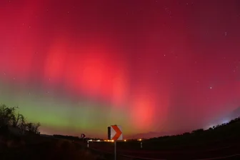 Auf Polarlicht-Jagd: Familie aus Mittweida fährt für nächtliche Lichtshow bis nach Eilenburg - In der Nähe von Eilenburg hatten die Riedls die Chance, Polarlichter zu sehen.