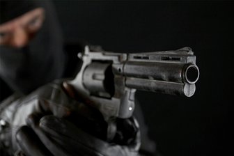 Auf Polizeibeamte gefeuert: Chemnitzer Gericht fällt Urteil gegen 35-Jährigen - Prozess um Schüsse aus der Schreckschusswaffe: Als Polizeibeamte ihn abholen wollten, soll sich der Angeklagte extra schwarze Kleidung und eine Sturmhaube übergezogen haben. „Weil das Eindruck macht“, wie er sagt.