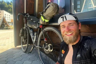 Auf Rädern und Skiern: Erzgebirger waren 2024 nicht zu bremsen - Während seiner 4200 Kilometer langen Tour machte Robin Reinsch immer nur kurz Pause.