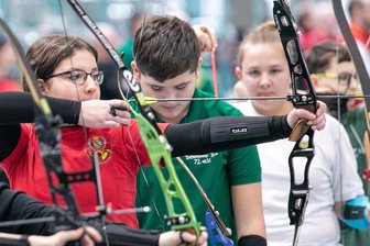 Auf Robin Hoods und Karl Stülpners Wegen: Bogeschützen ermitteln Landesmeister im Erzgebirge - Leni Gottschall (l.) zielte in der Annaberger Silberlandhalle ganz genau. Die Bogenschützin der Königlich privilegierten Schützengilde Geyer sicherte sich bei den Landesmeisterschaften souverän den 1. Platz mit dem Blankbogen.