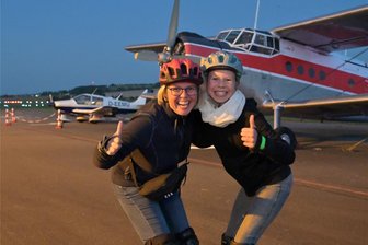 Auf Rollen übern Flugplatz sausen, Reitfest, Flohmärkte: Tipps fürs Wochenende im Raum Stollberg - Susanne Baldauf (l.) und Maya Baldauf aus Chemnitz waren vergangenes Jahr zur Skaternacht.