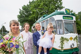 Auf Schienen ins Glück: Weshalb ein Plauener Paar zur Hochzeit Bier-Elektrische fährt - Fahrt ins Glück: Die Försters mit Braut Astrid, Tochter Marleen, Bräutigam Andreas und dem jüngsten Familienmitglied Elena genossen am Freitag ihrer Freifahrt in der Bier-Elektrischen.