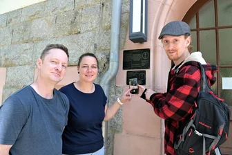Auf Schillers Spuren: Neuer Wanderweg im Erzgebirge verbindet Literatur und Natur - Marco und Anja Schöniger (l.) und Andreas Liebich am Startpunkt des neuen Wanderwegs.