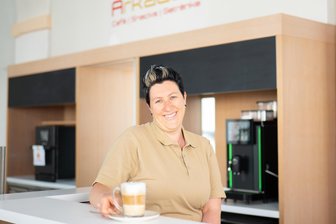 Auf Schloss Augustusburg gibt es wieder einen Imbiss - aber nur vorübergehend - Eine Schloss-Mitarbeiterin hat die Kaffeemaschine in Betrieb genommen.