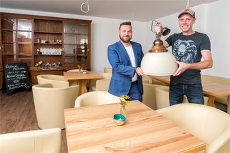 Auf Schloss Rauenstein öffnet am Wochenende ein etwas anderes Café - Nick Dietrich und Franz Uhlmann (v. l.) zeigen eine der Lampen, die im künftigen Schloss-Café installiert werden.