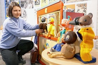 Auf Schloss Wildeck werden Kindheitserinnerungen geweckt - Auch Pittiplatsch, Schnatterinchen und Co. bekommen eine Bühne: Museumsmitarbeiterin Christine Ludeña beim Aufbau der neuen Sonderausstellung im Schloss Wildeck. 