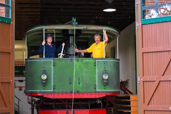Auf schmaler Spur: Vor 115 Jahren fuhren erstmals Passagiere auf der Rollbockbahn zwischen Reichenbach und Heinsdorf - Lukas Wolf (links) und Karl-Heinz Meyer vom Rollbockverein gehen mit ihrer Lok auf kleine Fahrt. Selbst fahren kann sie nicht mehr, aber aus der Halle gerollt wird allemal.