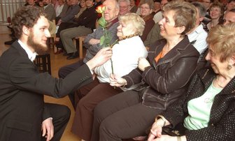 Auf Schusters Rappen die Welt durchstreifen - 
              <p class="artikelinhalt">Friedemann Röber (links) überreichte während des Konzerts von Harmonovus am Samstag am Brecht-Gymnasium symbolisch zum Frauentag an Ina Ullmann eine Rose. </p>
            