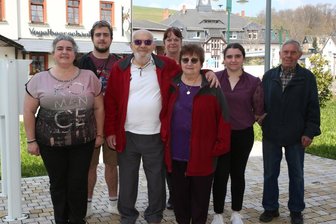 Auf Spurensuche: Franzose erfährt im Erzgebirge vom Geheimnis seines Vaters - Im Zentrum von Pöhla: Vorn Guy Vegnant und seine Frau Josette, des Weiteren von links Guys Tochter Karine, Enkel Antonin, Vereinsvorsitzende Annelore Liebchen, Enkelin Amelie und Ortschronist Lothar Lang.