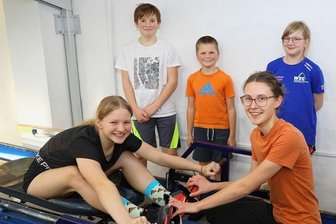 Auf Suche nach der neuen Taubitz - Nachwuchs-Rennrodeltrainerin Maria Sprich (rechts) beim Training mit Malou Hollweg, Linus Zimmermann, Gregor Krone und Lena Heyne (von links) auf der Anschubbahn in Oberwiesenthal.