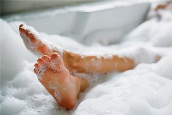 Auf Tauchstation - Weshalb die Badewanne der perfekte Ort für einen Heimaturlaub ist - Wellness