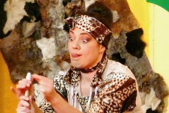 Auf Till Eulenspiegels Spuren - Nicht nur als Schauspielerin trägt Manja Kraus seit vielen Jahren zum Gelingen des Weihnachtsmärchens bei. Im Hintergrund spinnt sie auch als Autorin zusammen mit Rosmarie Huszar die Fäden. 