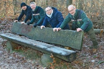Auf Trimm-dich-Pfad fit durch Pandemie - Mitarbeiter vom Sachsenforst, die die Frauen beim Anlegen des Pfades unterstützten, betätigen sich zur Einweihung ebenfalls sportlich.