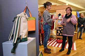 Auf Tuchfühlung in Braunsdorf: Neue Schau in der Galerie Inselsteig setzt Textiles in den Fokus - Museumsleiterin Cornelia Hilsberg (l.) im Gespräch mit Marlies Schaefer, die Taschen aus ehemaligen Trabant-Leder herstellt.