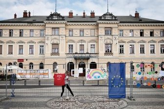 Auf Tuchfühlung mit dem Kulturhauptstadt-Partner - An dieser Stelle vor dem Bahnhof verläuft die Grenze zwischen dem slowenischen Nova Gorica und dem italienischem Gorizia. Dort gab es in der Pandemie zeitweise Einschränkungen. 