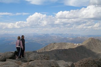 Auf über 4.000 Meter: Panoramastraße in den USA öffnet - Dünne Luft hier oben: Der Gipfel des Mount Blue Sky liegt auf 4.348 Meter - die Straße dorthin endet nur knapp darunter.