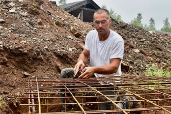 Auf Umwegen zum Meisterbrief mit Bestnote - René Blanke arbeitet derzeit auf der Freifläche des alten Bahnhofsgeländes. Dort errichtet er aus Stahl und später Beton ein Fundament für einen Sockel, auf dem künftig eine Dampflokachse an den früheren Bahnhof erinnern soll. 