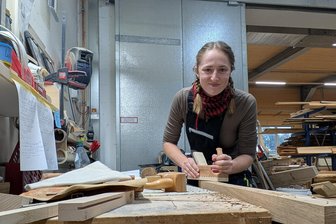Auf Umwegen zum Traumberuf: 22-jährige Erzgebirgerin gehört zu Sachsens besten Jungtischlern - Als Tischlerin kann Annika Schuster aus Frauenstein auch mit traditionellem Werkzeug arbeiten.