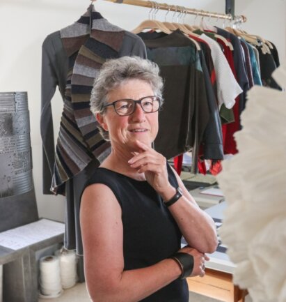 Auf Umwegen zur Kunst - Die Künstlerin Kerstin Rößler mit von ihr entworfenen Textilien in ihrem Atelier in Einsiedel. 