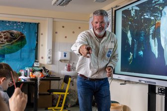 Auf Umwelt-Mission im Erzgebirge: Womit ein Schildkrötenmann aus Curacao Schüler berühren will - Vor einer dritten Klasse der Albert-Schweitzer-Schule in Aue-Bad Schlema hat Ard Vreugdenhil seinen Vortrag zur Arbeit seiner Organisation gehalten.