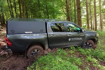 „Auf unbekannte Art und Weise verschwunden“: Plauener Polizei sucht gestohlenen Toyota-Pickup - Dieser dunkelgraue Toyota-Pickup wurde in Plauen gestohlen.