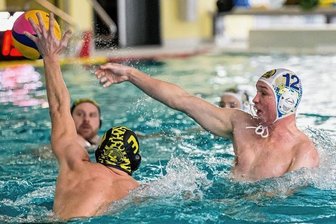 Auf und Ab für Oberliga-Wasserballer - Beim zweiten Spiel des Wochenendes steuerte Felix Winkler (rechts) einen Treffer zum 23:6-Sieg gegen den USV TU Dresden bei. 