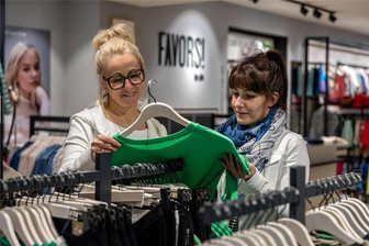 Auf und ab in der Auerbacher Innenstadt: Mehrere Läden haben geschlossen, fünf öffnen neu - Händlerin Ute Prenzel (links) will etwas kürzer treten. Deshalb beschlossen sie und ihr Mann Uwe das Modegeschäft „A1“ zu schließen. Der Fokus liegt nun auf dem „Favors“-Shop am Neumarkt. Fachverkäuferin Sandra Heinig (rechts) vom ehemaligen A1 bedient nun die Kunden bei „Favors“.