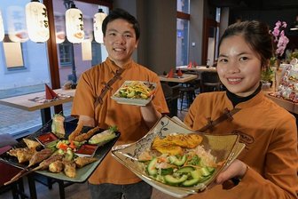 Auf und Ab in der Freiberger Gastronomie - Im vietnamesisch-japanischen Restaurant "Tre Viet" in der Korngasse Freiberg servieren Than Anh Nguyen und seine Ehefrau Phuong Le einen Königsteller mit Vorspeisen, zudem Kokosnuss, Hähnchen und Nudeln sowie einen Mango-Salat mit Hähnchen und Chili-Limetten-Dressing.