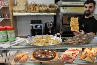 Auf und Ab in der Gastronomie - Eine orientalische Backstube hat im früheren Dönerladen an der Burgstraße in Freiberg eröffnet. Betreiber Mehmet Söylemez sagte: "Abdulrahman Dlowan vom Orient-Imbiss hatte die Idee - und ich war gleich begeistert."