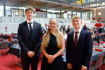 Auf unterschiedlichen Wegen zum Erfolg – Wie es am Hohenstein-Ernstthaler Gymnasium dreimal mit 1,0 klappte - Bastian Ollig, Amadea Schumann und Louis Baumgartner haben das Abi mit 1,0 gepackt.