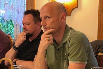 Auf Veilchen-Förderkreissitzung: Aue-Fans sehen Gesprächsbedarf - Planen bereits den Kader für die nächste Drittligasaison: Veilchen-Vorstandsmitglied Robert Scholz (l.) und Sportdirektor Matthias Heidrich.