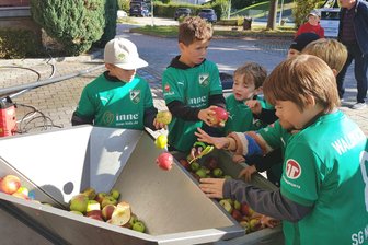 Auf Vogtland-Tour: Frisch gepresster Fruchtsaft fließt in Strömen - Nachwuchskicker der SG Neustadt fütterten die Maschine mit Äpfeln aus drei Wannen.