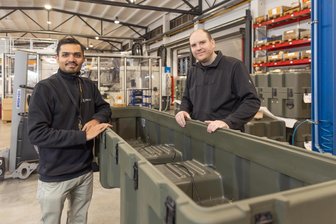 Auf Wachstumskurs: Schutzkoffer-Hersteller Peli investiert Millionenbeträge in Werk im Erzgebirge - Das Crottendorfer Werk der Peli-Gruppe soll weiter wachsen. Im Bild: Betriebsleiter Marek Krogoll (r.) und Ingenieur Dhairya Solanki.
