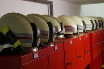 Auf was sich die Grünbacher Feuerwehrleute freuen können - Die freiwillige Feuerwehr bekommt neue Helme mit Helmlampen.