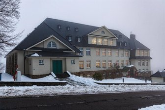 Auf Weihnachtszauber in der Schulturnhalle folgt Mettenschicht am Stolln - In der Oberschule Jöhstadt geht es am Mittwoch weihnachtlich zu. Schüler und Lehrer hoffen auf viele Gäste.