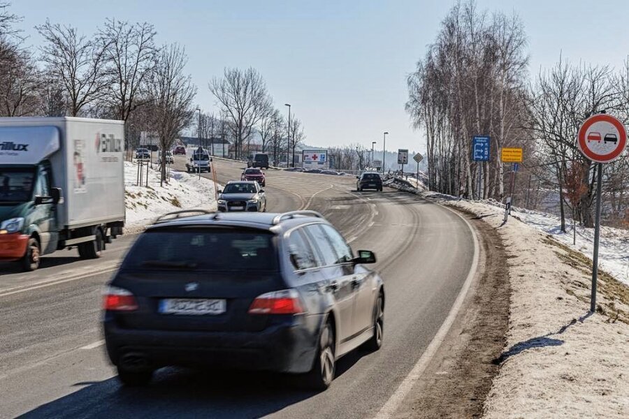 Auf welchen Straßen im Erzgebirge 2023 gebaut wird - Noch in diesem Monat soll die B 95 im Bereich Krankenhausberg halbseitig gesperrt werden. Autofahrer, die aus Richtung Chemnitz nach Annaberg wollen, werden über Frohnau umgeleitet. 