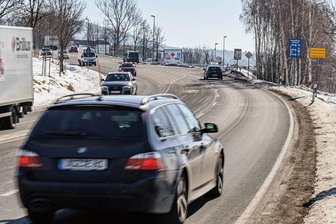 Auf welchen Straßen im Erzgebirge 2023 gebaut wird - Noch in diesem Monat soll die B 95 im Bereich Krankenhausberg halbseitig gesperrt werden. Autofahrer, die aus Richtung Chemnitz nach Annaberg wollen, werden über Frohnau umgeleitet. 